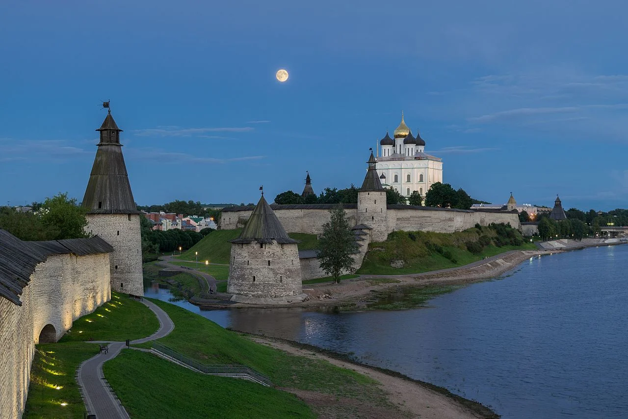 Cremlino di Pskov con mura storiche